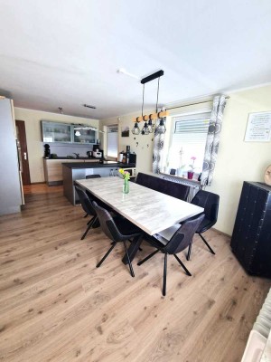 CHARMANTE 4- Zimmer-Wohnung mit GROSSEM Südbalkon! Moderne Einbauküche!