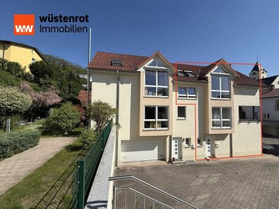 Helle Doppelhaushälfte mit 4 Zimmern, Loggia und zwei Garagenplätzen.
