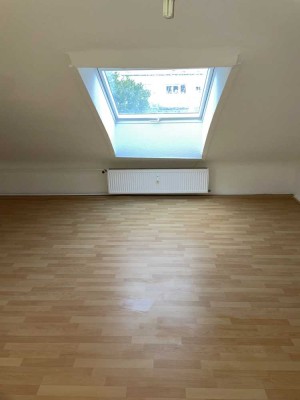 Frisch renovierte 1ZKB Dachgeschoss Wohnung zu vermieten mit Pantryküche