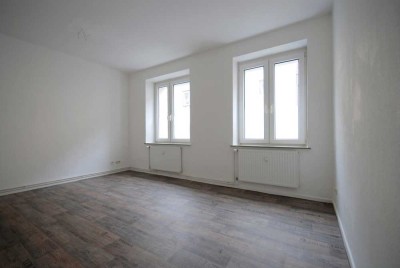 gut geschnittene 2 Zimmer Wohnung mit großer Terrasse, Fensterbad und Einbauküche