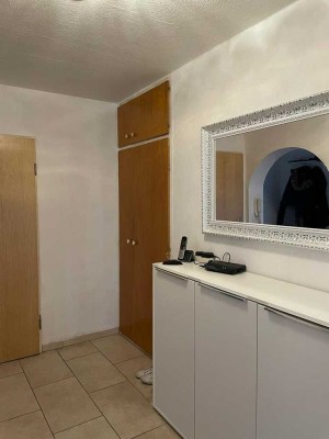 Sanierte Erdgeschosswohnung mit sieben Zimmern und Terrasse in BS-Wenden