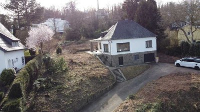 Exclusive Villa mit Sanierungspotenzial  mit Petersbergblick auf 2.080 m² großem Grundst