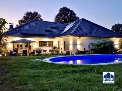Luxuriöses Wohnen am See: Moderne Familienresidenz mit Pool