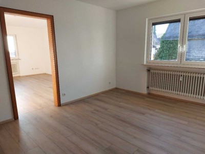 Erstbezug nach Renovierung mit Balkon und EBK: Schöne, helle 4-Zimmer-Wohnung  mit Küche und Badezi.