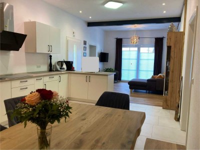Moderne 3-Zi.-EG-Wohnung mit Einbauküche, Ankleidezimmer & Fußbodenheizung in ruhiger Lage