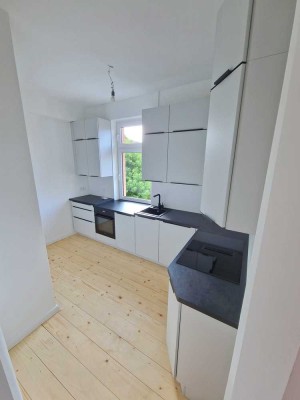 Renovierte 2,5-Zimmer-Altbauwohnung in zentraler Lage mit Garten