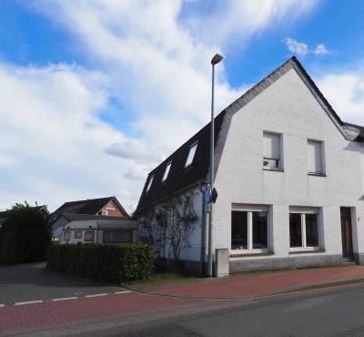 Modernisierte Doppelhaushälfte mit Garten und Garage.