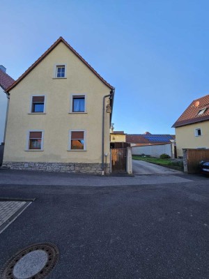 Geräumiges, günstiges und gepflegtes 6-Raum-Einfamilienhaus in Gaukönigshofen