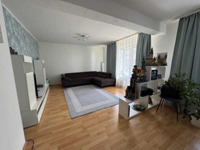 Helle lichtdurchflutete Erdgeschoss-Wohnung mit Einbauküche
