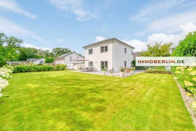 IMMOBERLIN.DE - Sehr attraktives Haus mit Sonnenterrasse, großem Garten & Garage in familiärer Lage