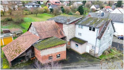 Einfamilienhaus mit großzügigen Nebengebäuden!