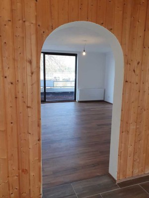 Sehr geräumige 3-Zimmer-Wohnung ( 110 qm) mit großem Balkon. Zentrale Lage!