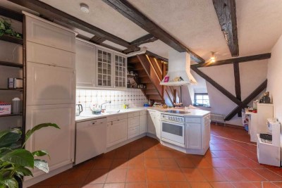 Zeitlose Romantik trifft modernes Wohnen – 2,5-Zimmer-Maisonette mit Herz und Geschichte