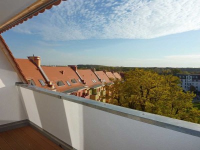 Hochwertig sanierte 2-Raumwohnung mit Loggia und Blick ins Grüne - im Baudenkmal nahe Auensee !!