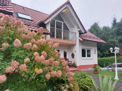 Stilvolles Wohnen im Grünen – Einfamilienhaus mit großzügigem Grundstück