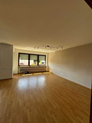 Attraktive und gepflegte 4-Zimmer-Wohnung mit geh. Innenausstattung mit Balkon in Postbauer-Heng