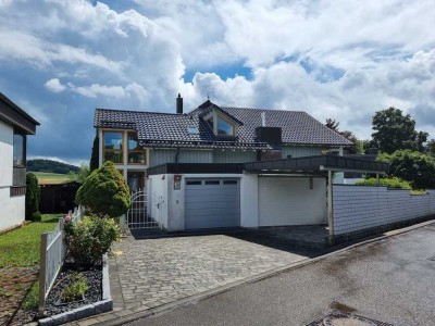 Zweifamilienhaus mit geräumiger Einliegerwohnung in gehobener Crailsheimer Randlage zum Verkauf