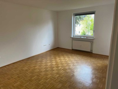 Stilvolle 1-Raum-Wohnung mit Balkon und Einbauküche in München Forstenried
