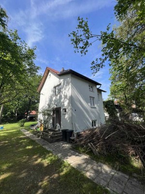 „Haus mit 1.254 m² Baugrundstück in Gräfelfing – Top-Chance für Familien & Bauträger“