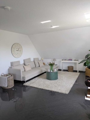 Exklusive 3,5-Zimmerwohnung mit großer Dachterrasse, Einbauküche und separatem Eingang in Wenzendorf