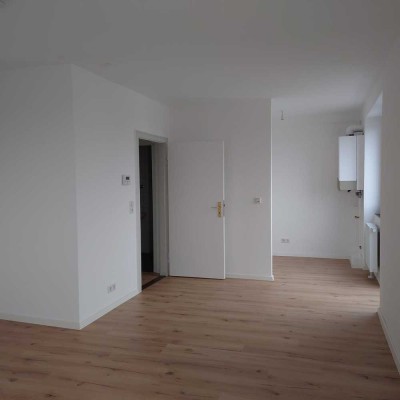 Helles, renovierte 1-Zimmer Apartment in zentraler Lage , mit Balkon & spektakulärem  Ausblick !