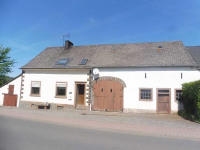Einfamilienhaus mit sehr großen Nebengebäuden in Gees