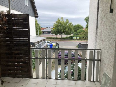 Möblierte 1-Zimmer-Wohnung mit Einbauküche und Balkon in Rodgau-Niederroden - begehbarer Schrank