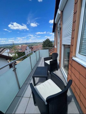 Charmante, möblierte Dachgeschosswohnung mit großem Balkon und Weitblick in Budenheim
