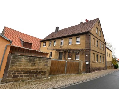 Geräumiges Einfamilienhaus mit großer Scheune