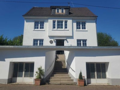 Mehrgenerationenhaus mit Nutzfläche und großem Grundstück