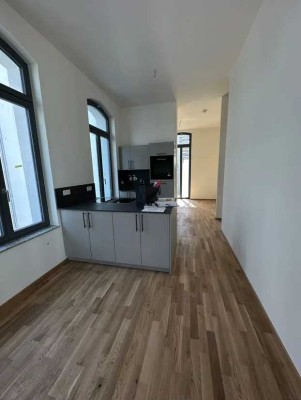 WG-Zimmer, Erstbezug nach Sanierung in exklusiver 4,5-Raum-Wohnung mit geh. Innenausstattung