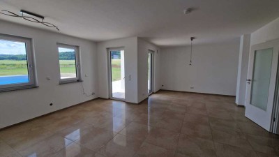 Neubau: 3-Zimmer-EG-Wohnung mit großem Garten & Pool, Einbauküche und Garagenstellplatz mit Wallbox