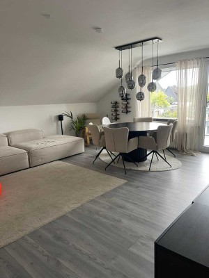 2021 Sanierte 3-Zi.-Dachgeschosswohnung mit 2 Balkone in Langenfeld