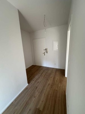 Super geschnittene, komplett sanierte 4 Zimmer Hochparterre Wohnung mit Küche, Bad und Gäste WC