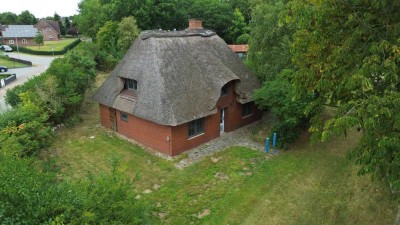 Reetdachkate in Nordseenähe: Ein ungeschliffener Juwel mit individuellem Gestaltungspotenzial