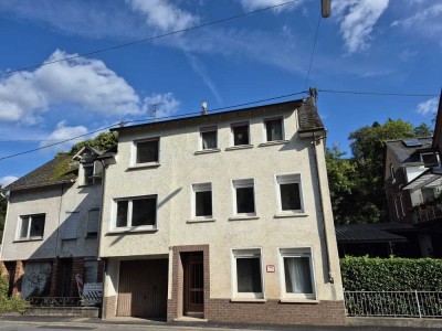 Renovierungsbedürftiges Reihenhaus mit Garage und teilweise überdachtem Innenhof