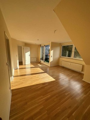 Lichtdurchflutete DG-Wohnung mit drei Zimmern sowie Balkon und Einbauküche in Hilden