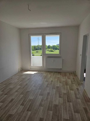 gut geschnittene 2-Raum-Wohnung mit Wannenbad, Balkon und Keller