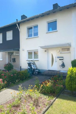 Familienfreundliches Reihenhaus in Leverkusen mit Wintergarten & Gartenidylle