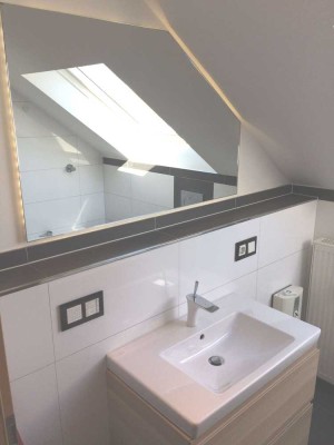 Elegante Dachgeschosswohnung am Waldrand mit EBK