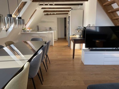 Maisonette mit Wow-Faktor – 3,5 Zimmer zwischen Design, Dachbalken & Downtown-Vibes