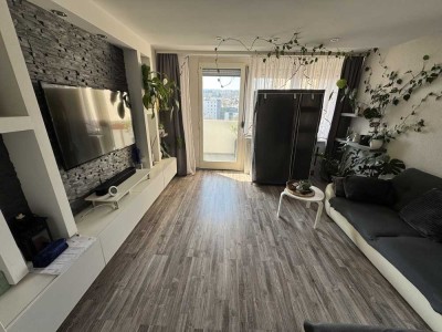 STILVOLL WOHNEN ÜBER DEN DÄCHERN – MODERNISIERTE 3-ZIMMER-WOHNUNG MIT ZWEI BALKONEN UND STELLPLATZ
