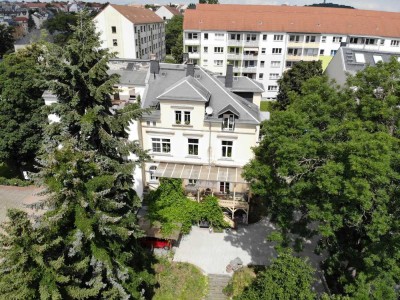 3 Zimmer - herrlicher Ausblick + stilvolles Wohnen in historischer Stadtvilla