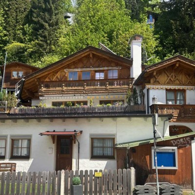 Vorankündigung eines Traditionshauses im historischem Kern der Altstadt mit Gebirgsblick