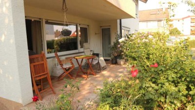 Top gepflegte 2,5 Zimmer Erdgeschoss Wohnung mit EBK sowie Terrasse und Garage in 71272 Renningen