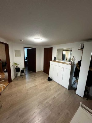 Stilvolle, modernisierte 3-Zimmer-Erdgeschosswohnung mit Balkon und Einbauküche in Nürtingen