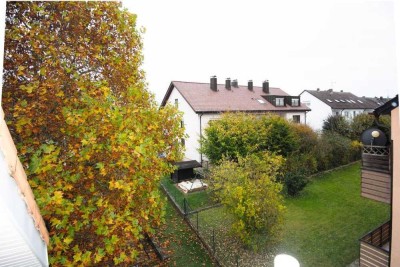 Frei! Helle, freundliche Dachgeschosswohnung mit Balkon und Einbauküche und mit schönem Grundriss.