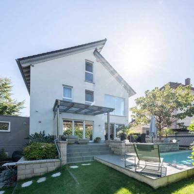 Traumhaftes Innenstadtdomizil: neuwertig, privater Garten, Pool & Einliegerwohnung