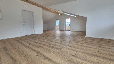 Erstbezug: Lichtdurchflutetes traumhaftes Penthouse, tolle Gauben, Südbalkon, überragender Bergblick