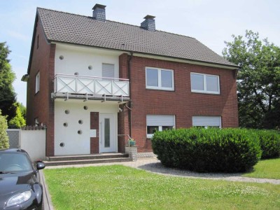 Mit Blick ins Grüne ! Top renovierte 2,5 Zi.- EG. Wohnung + Garten, + 1 große Garage, ca. 86 m² Wfl.
